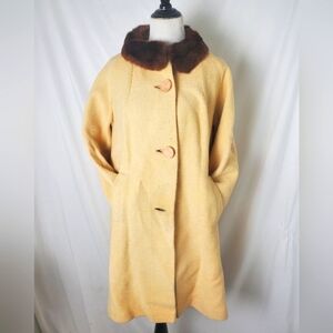 Glenbrooke vintage 1960s cream coat with faux fur collar